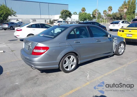 2010 Mercedes-Benz C 300 Luxury/Sport z USA, uszkodzony, nr VIN WDDGF5EB8AR117767